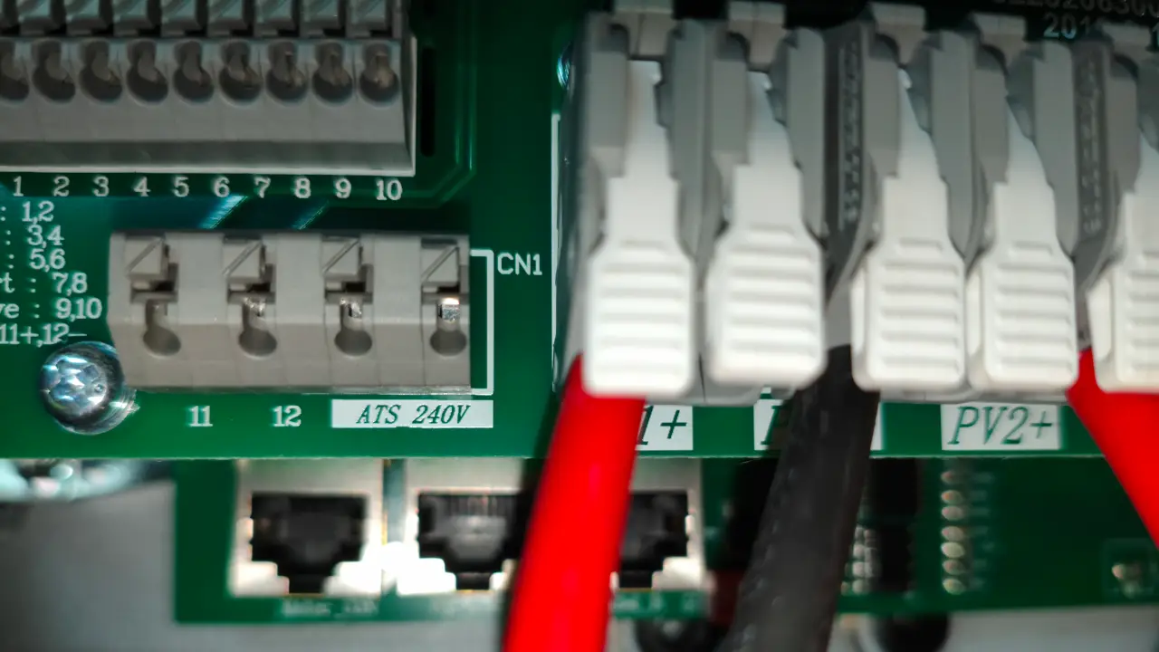 Image Votre onduleur Deye possède une sortie de commande spécifique : le port ATS_240V dans le bloc de fonctions. Cette sortie agit comme un interrupteur intelligent